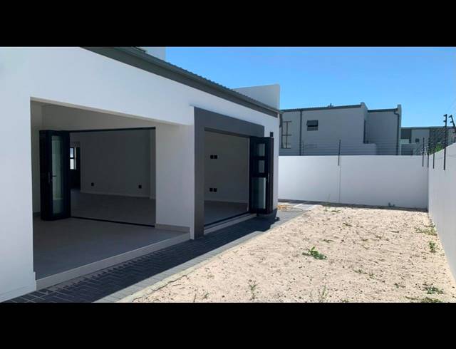 4 BEDROOM FREESTANDING FOR SALE IN SANDOWN